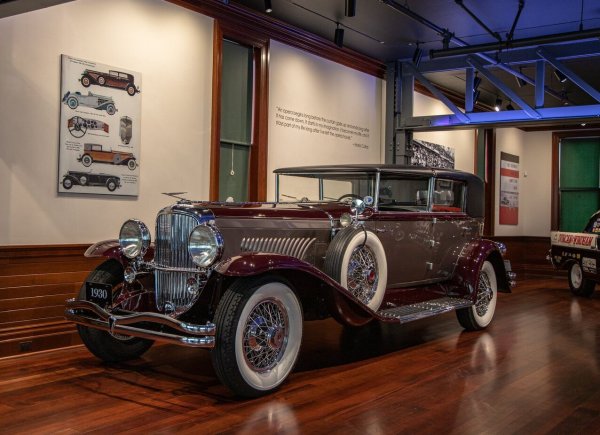 Тази кола, най-скъпата на американския пазар в онази епоха, е поръчана от Наналайн Дюк, вдовицата на основателя на American Tobacco Company. С леко купе, автомобилът може да развие до 145 км/ч на втора скорост, и да достигне максимални 179 км/ч. Управлението, стабилността и 15-цоловите хидравлични спирачки правят Model J наистина най-впечатляващия автомобил от зората на 30-те години. Всяка бройка се тества по 500 мили по трасето на Индианаполис, преди да се предаде на клиента. 
